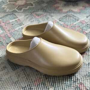 Neutral Beige Slip-On Clog Mules Vince unisex unworn ships in box